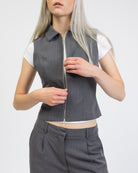 Kurzarmbluse mit Reißverschluss im Detail offen