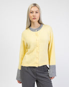 Strickjacke mit Kontrastbündchen von vorne