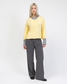 Strickjacke mit Kontrastbündchen kombiniert mit grauer Hose