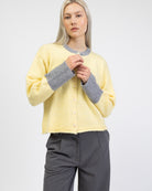 Strickjacke mit Kontrastbündchen von vorne