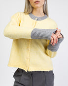 Strickjacke mit Kontrastbündchen im Detail