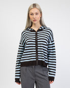 Gestreifte Strickjacke mit Kapuze von vorne