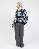 Gestreifte Strickjacke mit Kapuze von hinten