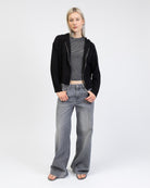 Strickjacke mit Kapuze kombiniert mit grauer Jeans