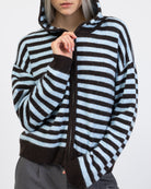 Gestreifte Strickjacke mit Kapuze im Detail