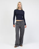 Langarmshirt mit Rundhalsausschnitt kombiinert mit grauer Hose