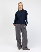 Strickpullover mit Streifendetails kombiniert mit Anzughose