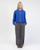 Weiche lockere Strickjacke kombiniert mit grauer Hose