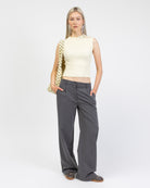 Top aus gecrinkeltem Material kombiniert mit grauer Hose