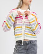 Gestreifte Strickjacke mit Bindebändern im Detail