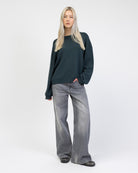 Klassischer Pullover mit Rundhalsausschnitt kombiniert mit grauer Jeans