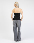 Neckholder-Top mit Strukturmuster von hinten