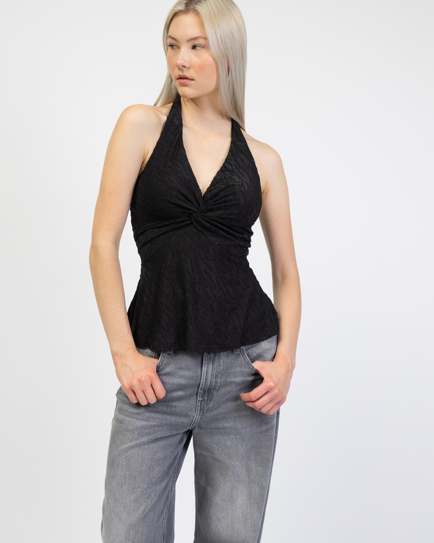 Neckholder-Top mit Strukturmustervon vorne