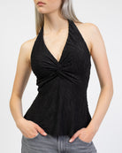 Neckholder-Top mit Strukturmuster im Detail