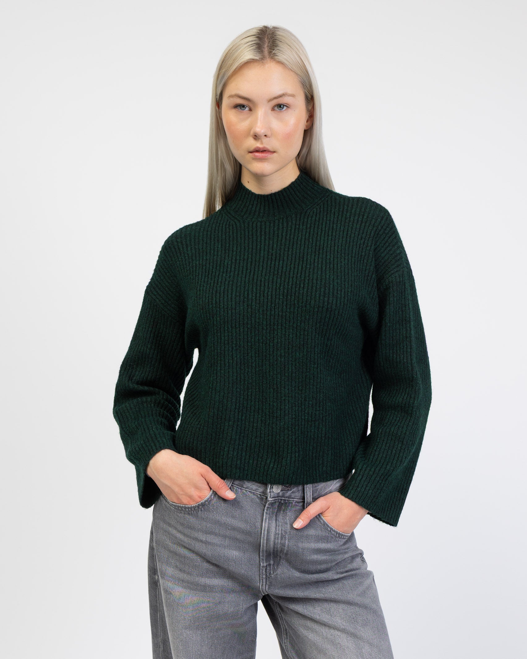 Gerippter Pullover mit Stehkragen von vorne