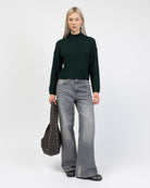 Gerippter Pullover mit Stehkragen kombiniert mit grauer Jeans