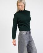 Gerippter Pullover mit Stehkragen von der Seite