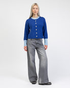 Strickjacke mit Kontrastbündchen kombiniert mit Jeans