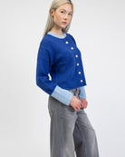 Strickjacke mit Kontrastbündchen von der Seite