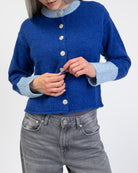 Strickjacke mit Kontrastbündchen im Detail