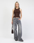 Top mit Knöpfen kombiniert mit grauer Jeans