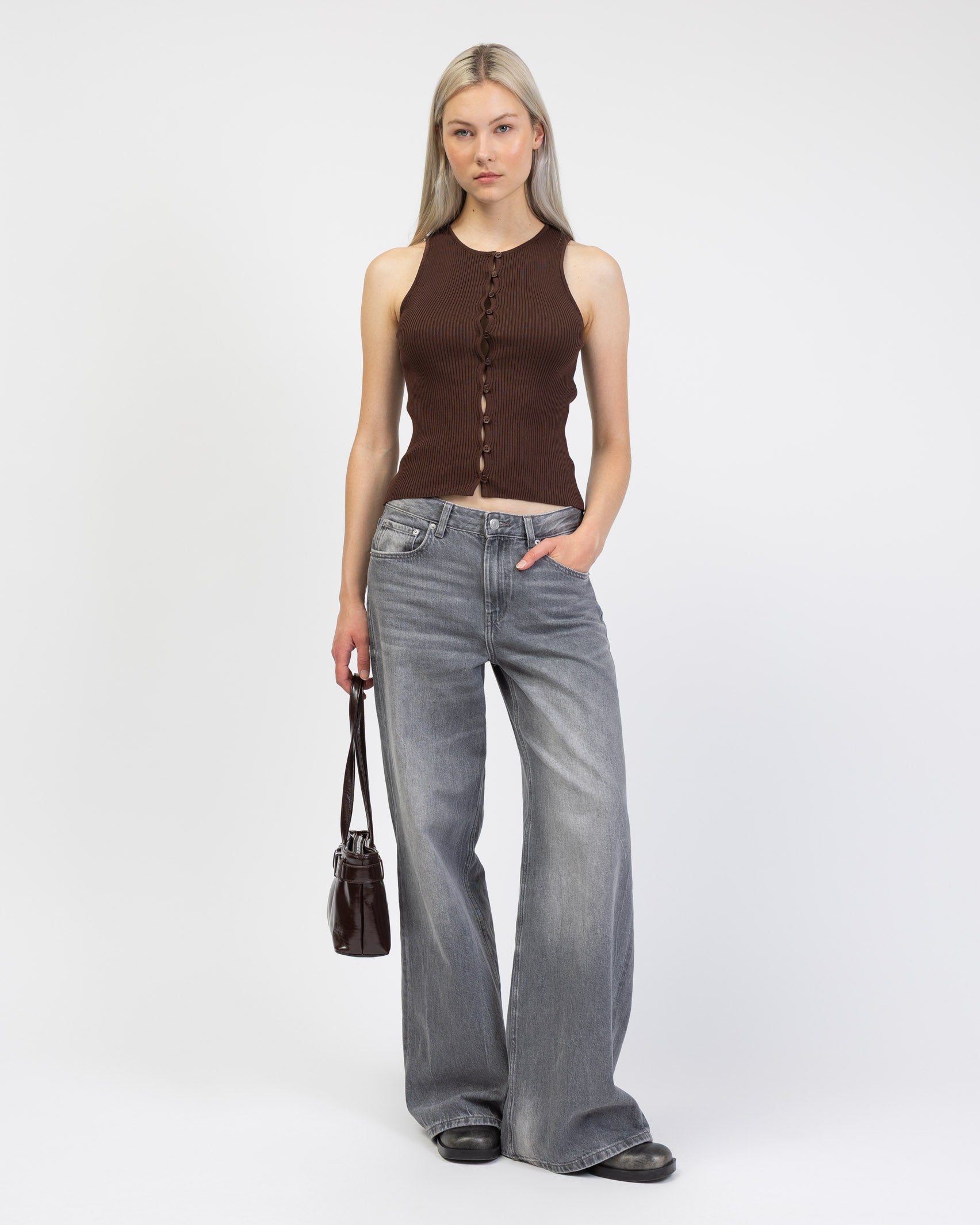 Top mit Knöpfen kombiniert mit grauer Jeans