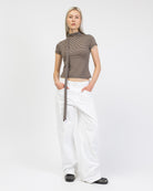 Gestreiftes Shirt mit Rundhalsauschnitt kombiniert mit weißer Jeans