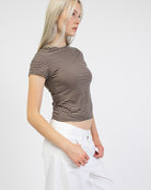 Gestreiftes Shirt mit Rundhalsauschnitt von der Seite