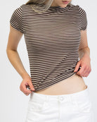 Gestreiftes Shirt mit Rundhalsauschnitt im Detail