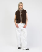 Einfarbige Teddyweste kombinert mit weißer Jeans