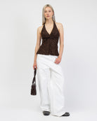 Neckholder-Top mit Strukturmuster kombiniert mit Jeans