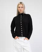 Strickjacke mit Stehkragen von vorne