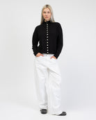 Strickjacke mit Stehkragen kombiniert mit weißer Jeans