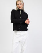 Strickjacke mit Stehkragen von vorne