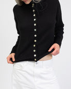 Strickjacke mit Stehkragen im Detail