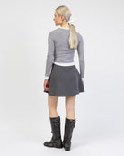 Kurzer Wickelrock aus Viskose von hinten