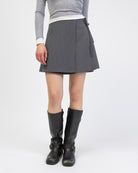 Kurzer Wickelrock aus Viskose von vorne im Detail