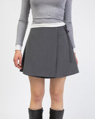 Kurzer Wickelrock aus Viskose von vorne im Detail