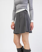 Kurzer Wickelrock aus Viskose von der Seite im Detail