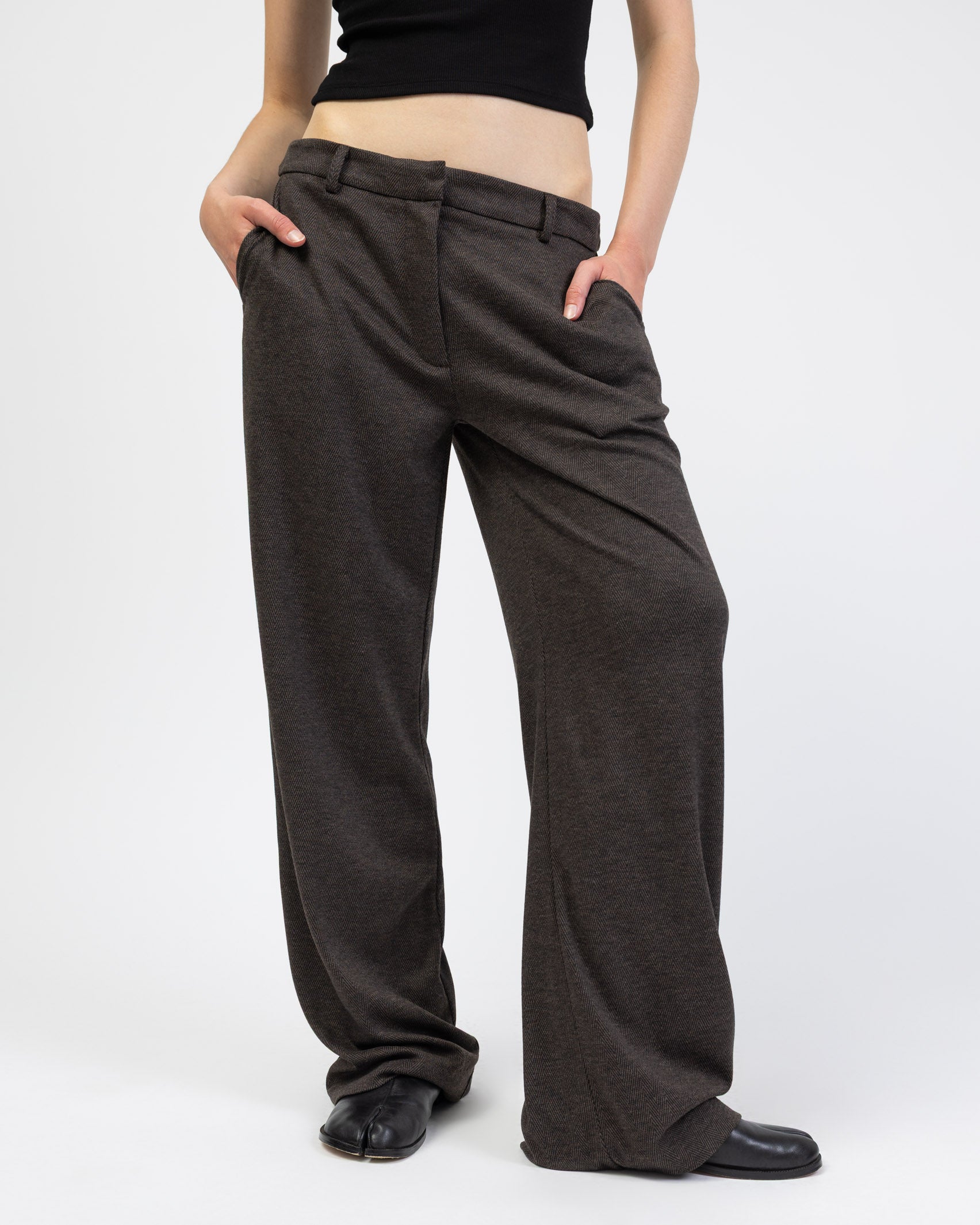 Hose mit Fischgrätmuster im Detail von vorne