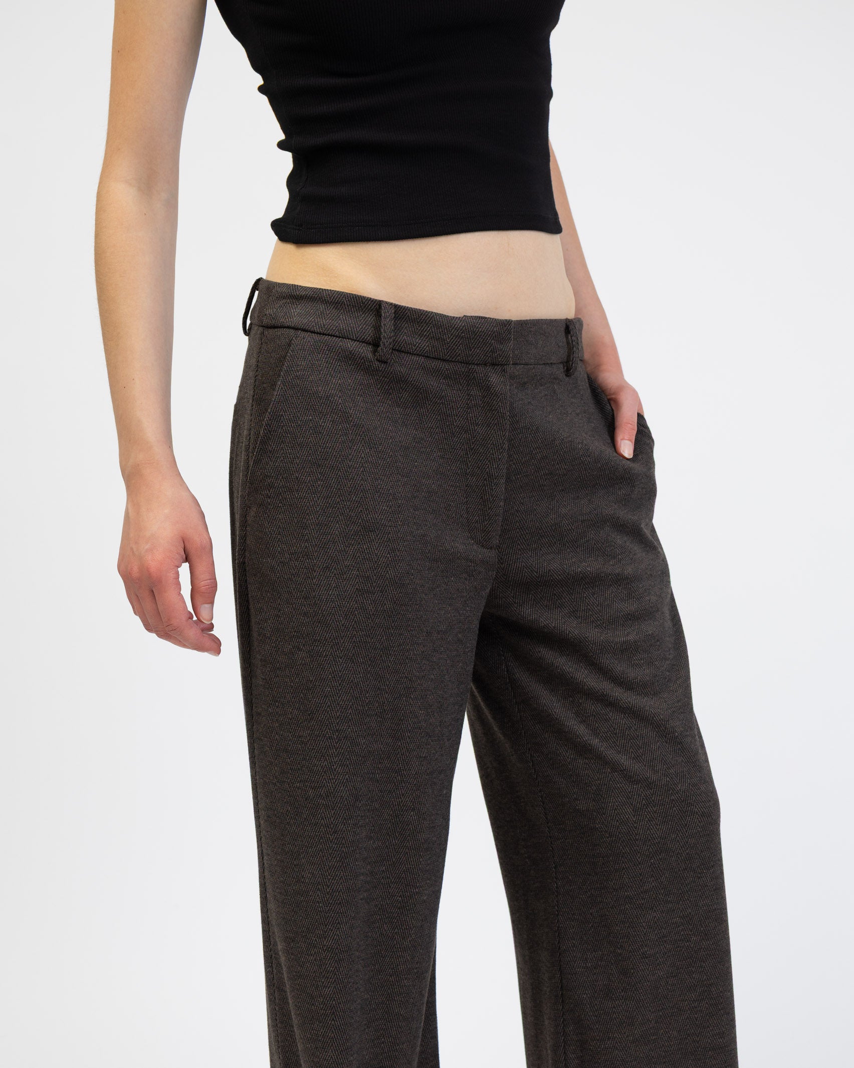 Hose mit Fischgrätmuster im Detail von der Seite