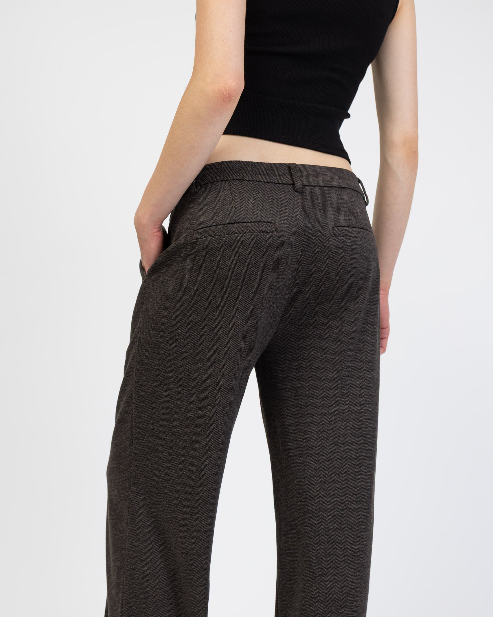 Hose mit Fischgrätmuster im Detail von  von hinten