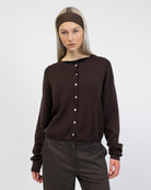 Klassische Strickjacke mit Rundhalsausschnitt von vorne