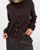 Klassische Strickjacke mit Rundhalsausschnitt im Detail