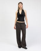 Top mit Wasserfallausschnitt kombiniert mit brauner Hose