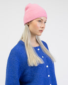 Weiche Strickmütze von der Seite