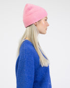 Weiche Strickmütze von der Seite