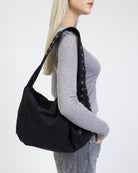 Tasche mit Ösendetails von der Seite