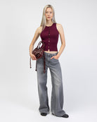 Top mit Knöpfen kombiniert mit grauer Jeans