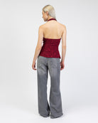 Neckholder-Top mit Strukturmuster von hinten